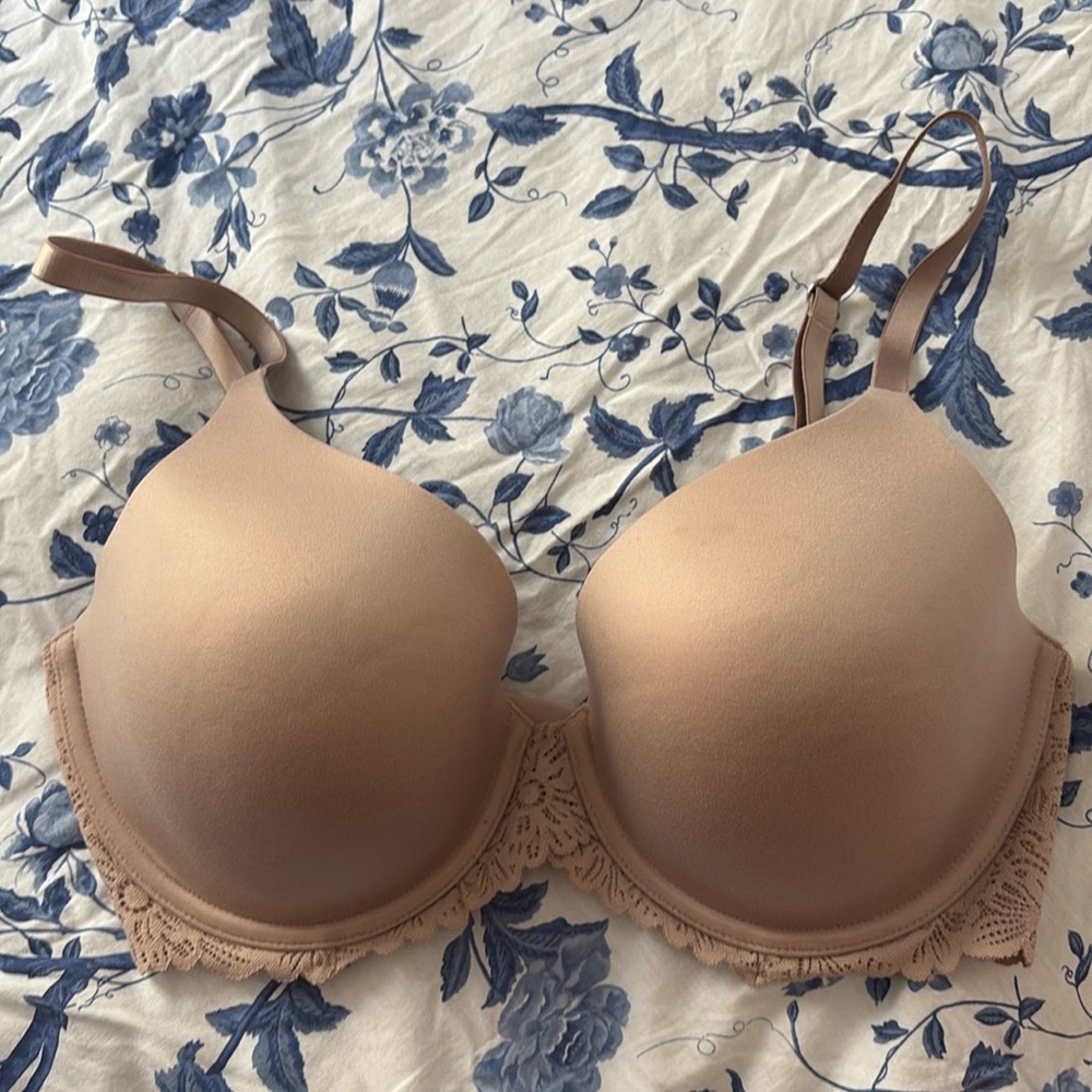 32DDD nude bra with floral lace pattern